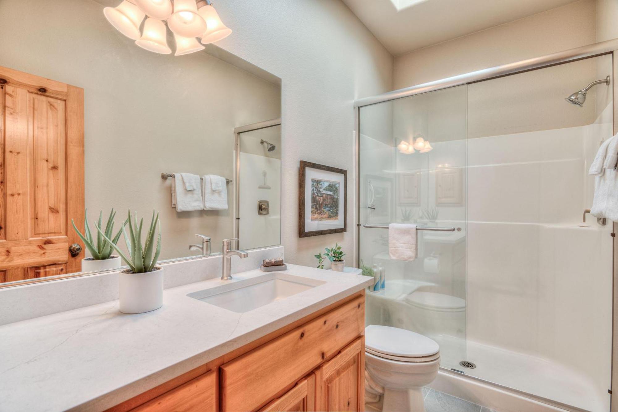 Private Stunning Lake View, A/C, Hot Tub