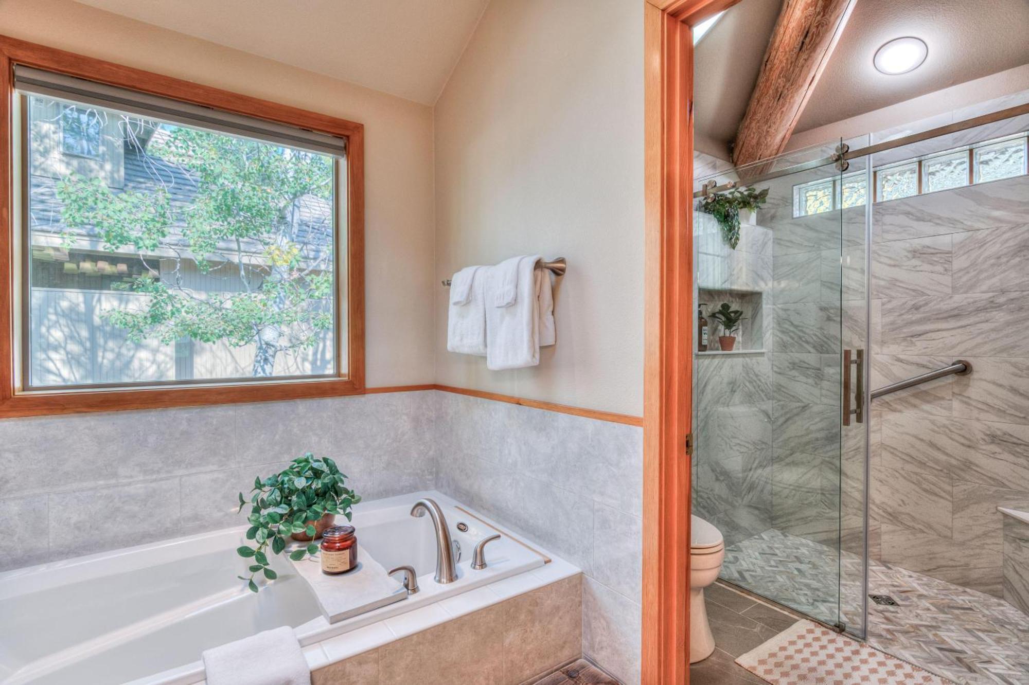 Private Stunning Lake View, A/C, Hot Tub Holiday home Sunriver