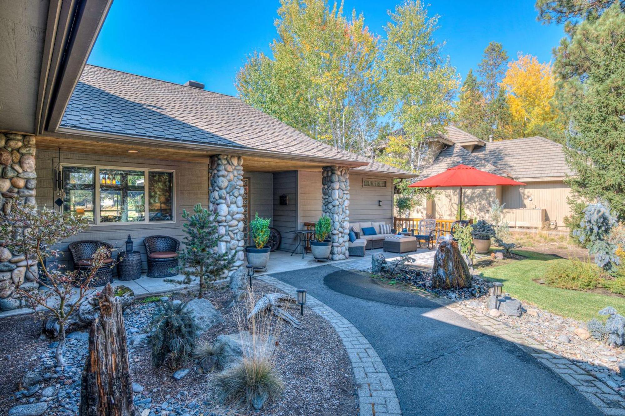 Private Stunning Lake View, A/C, Hot Tub * Sunriver