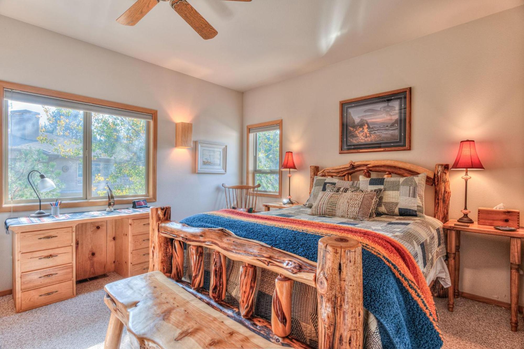 Private Stunning Lake View, A/C, Hot Tub Holiday home Sunriver