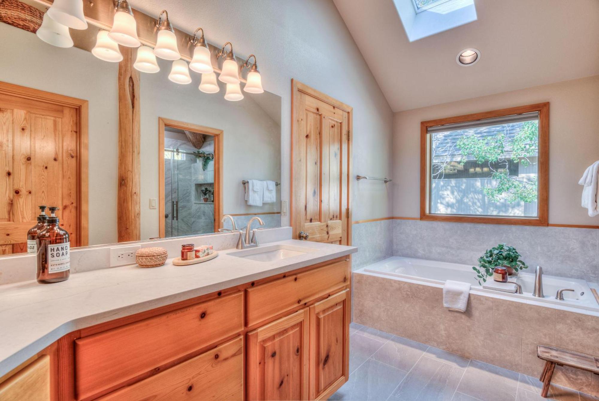 Private Stunning Lake View, A/C, Hot Tub