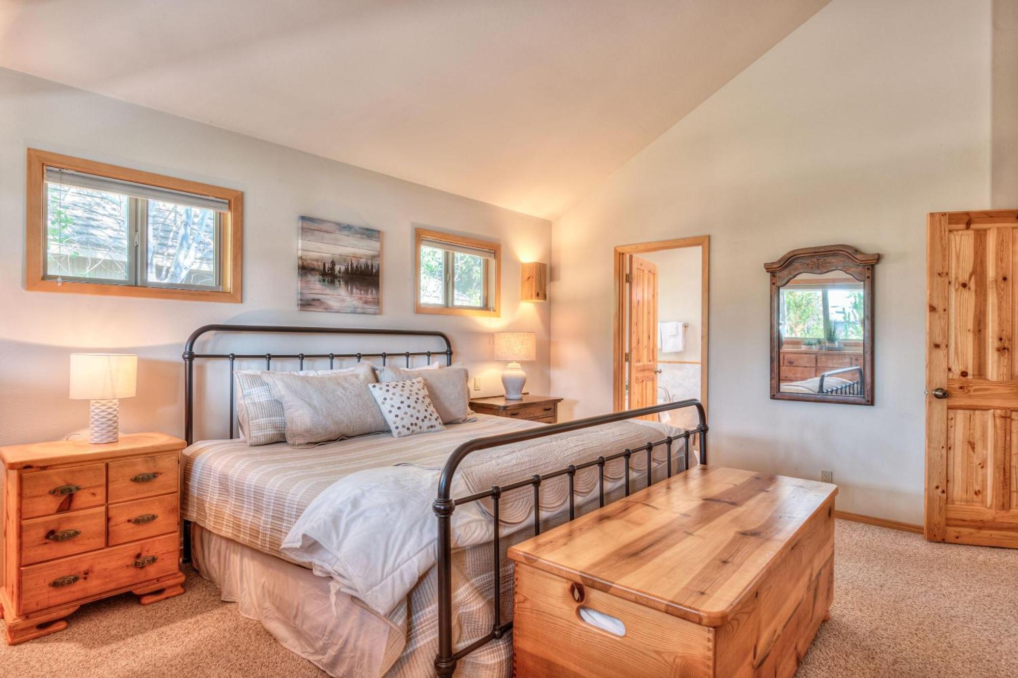 Private Stunning Lake View, A/C, Hot Tub Holiday home *