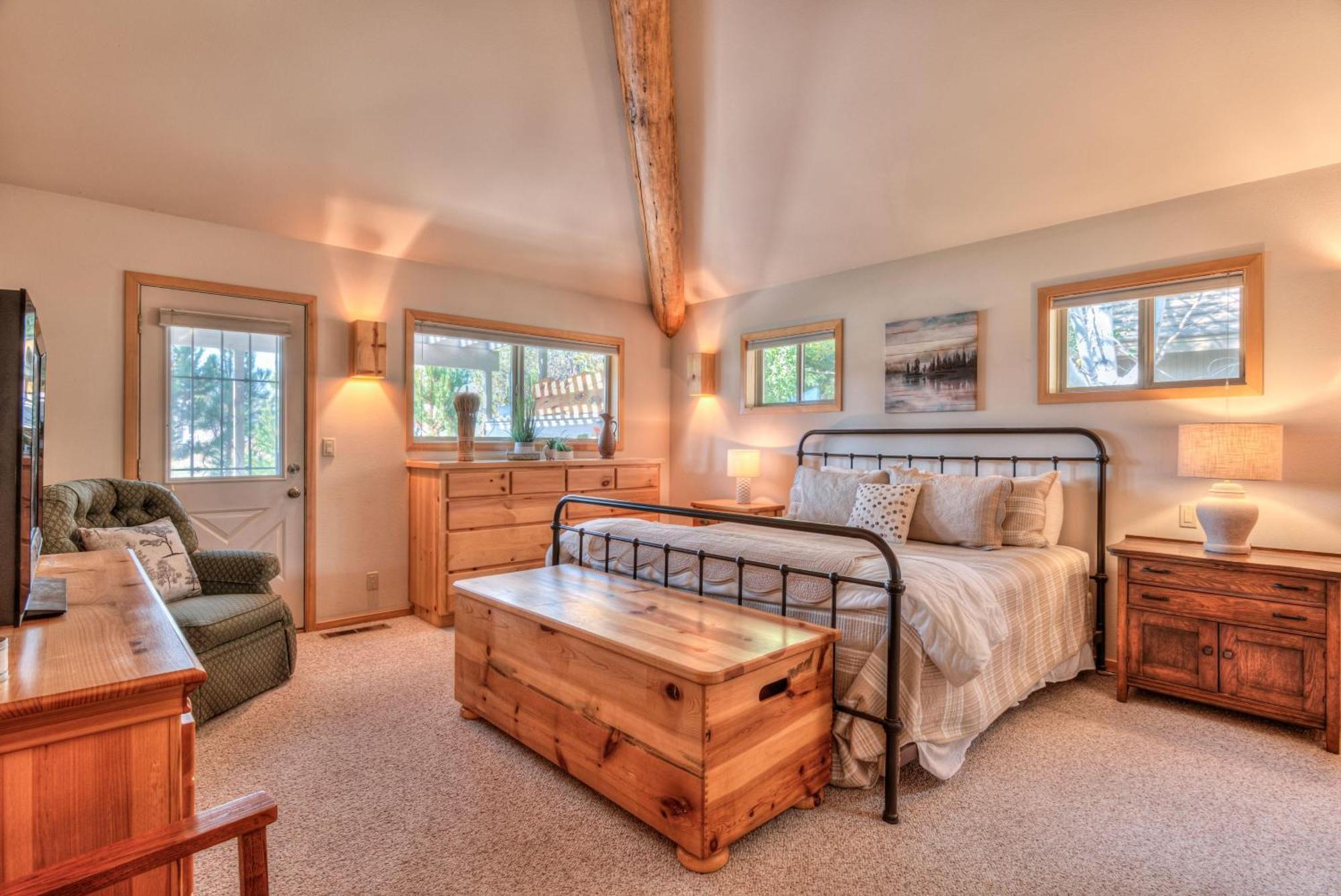 Private Stunning Lake View, A/C, Hot Tub Holiday home Sunriver