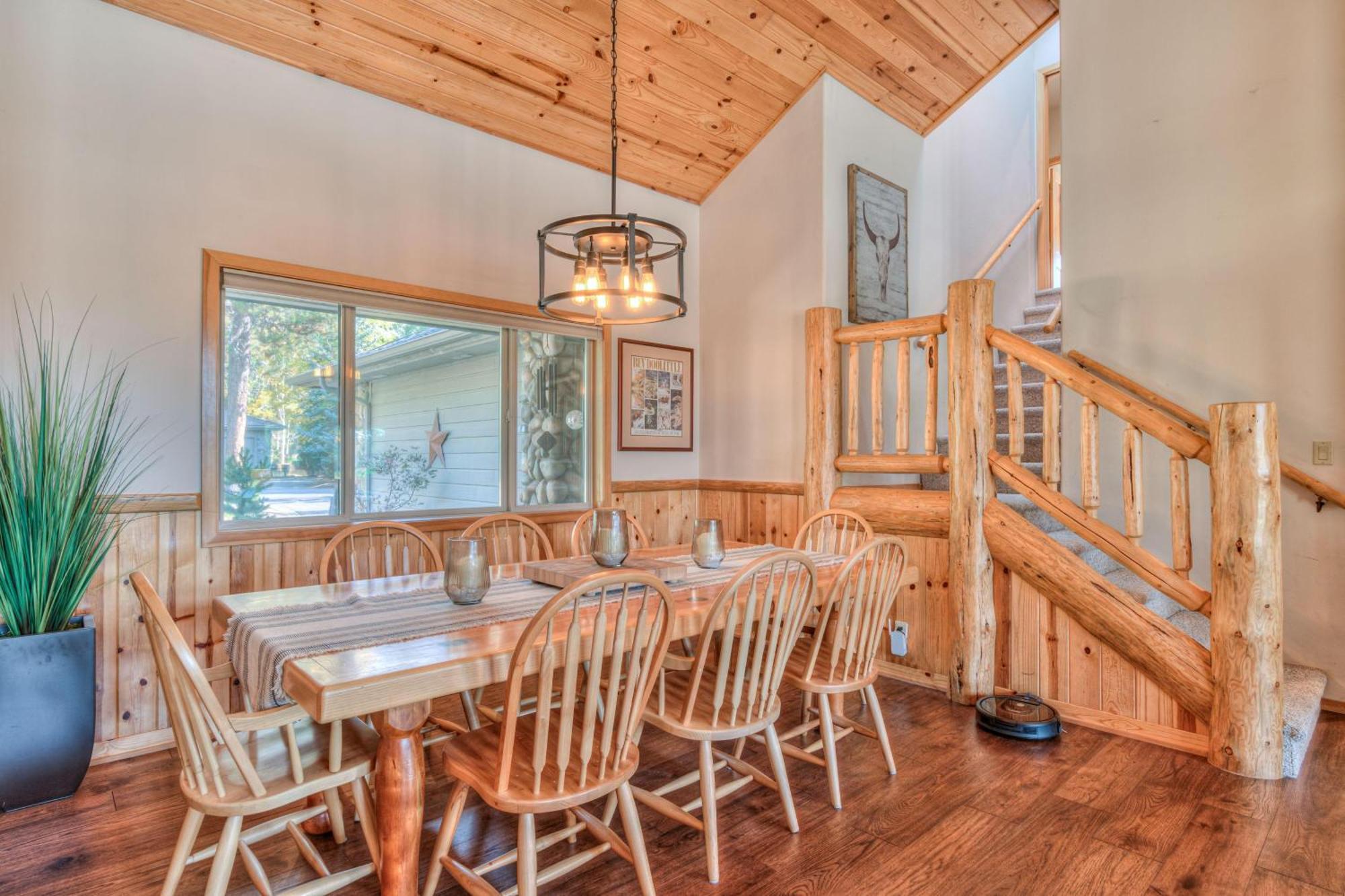 Private Stunning Lake View, A/C, Hot Tub Holiday home Sunriver