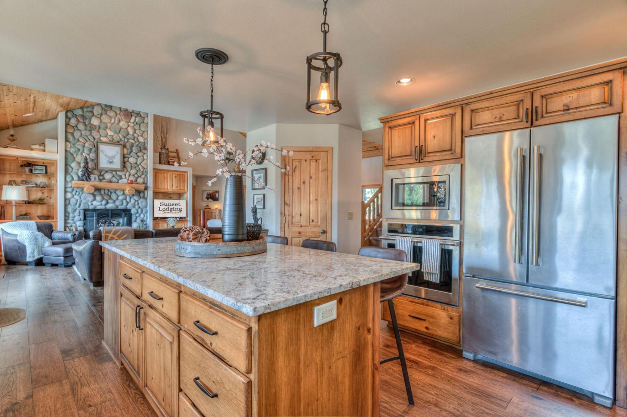 Private Stunning Lake View, A/C, Hot Tub *