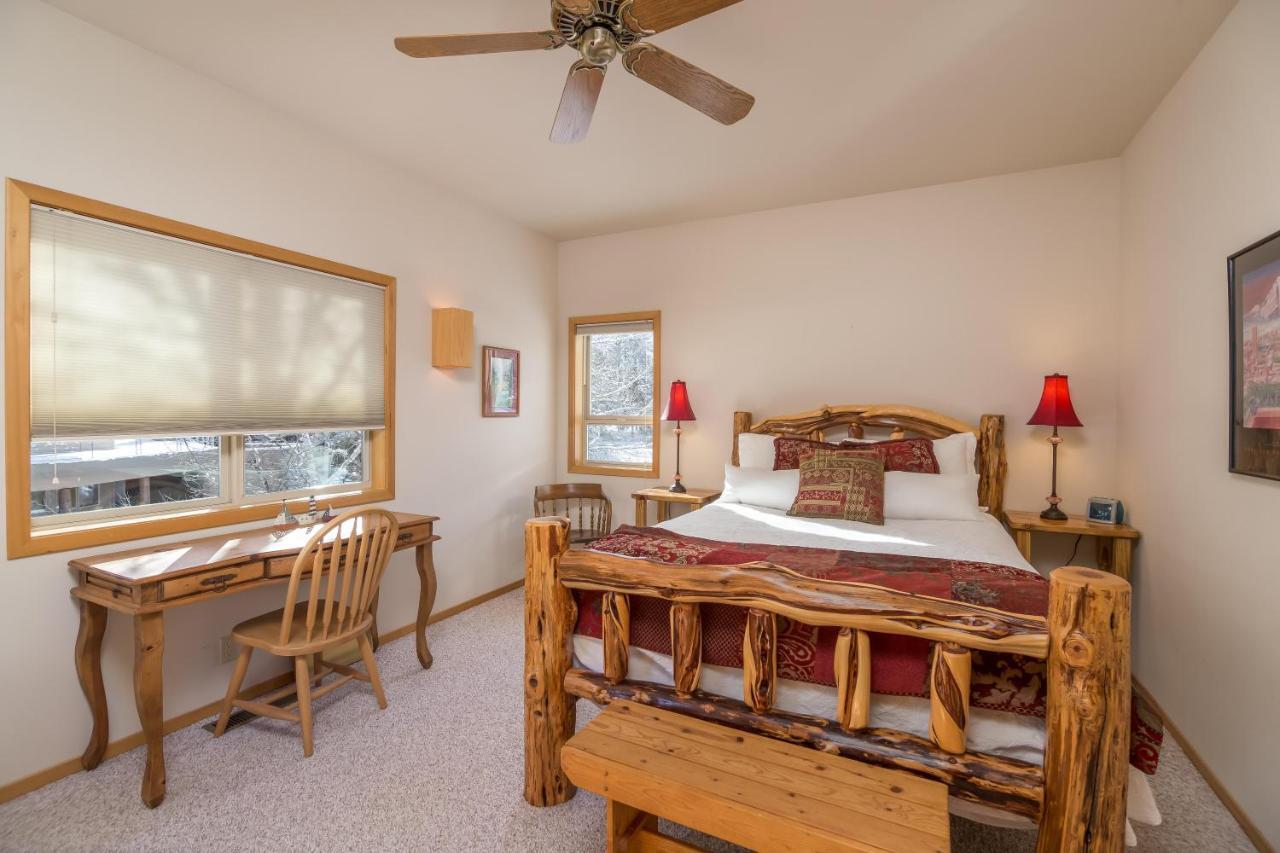 Private Stunning Lake View, A/C, Hot Tub Holiday home