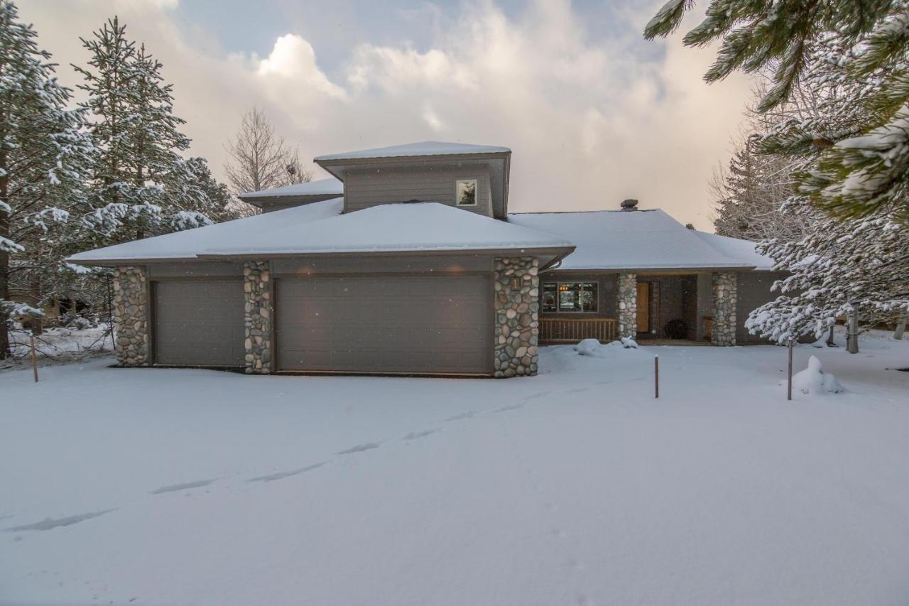 Private Stunning Lake View, A/C, Hot Tub Holiday home