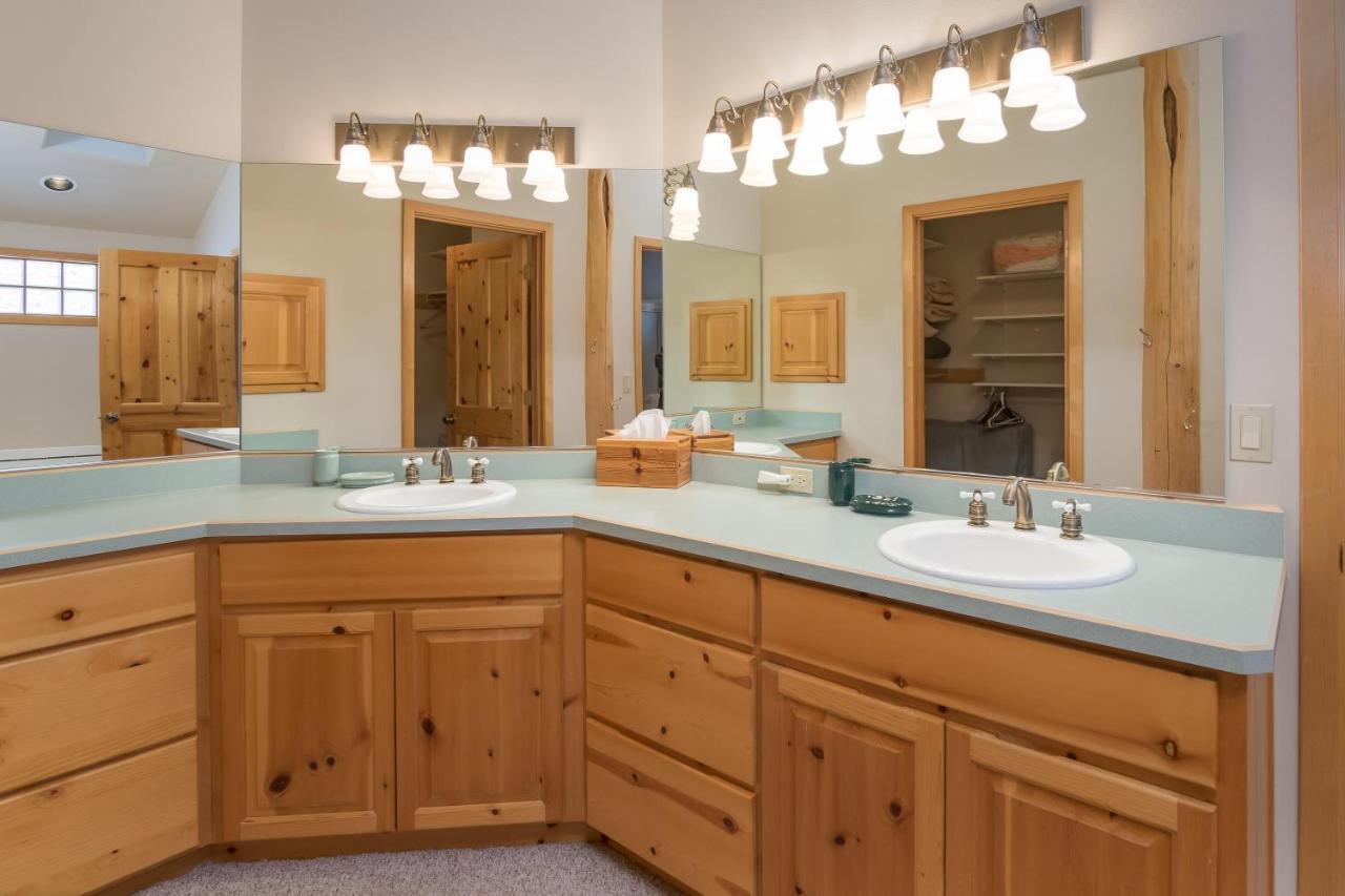 Private Stunning Lake View, A/C, Hot Tub * Sunriver