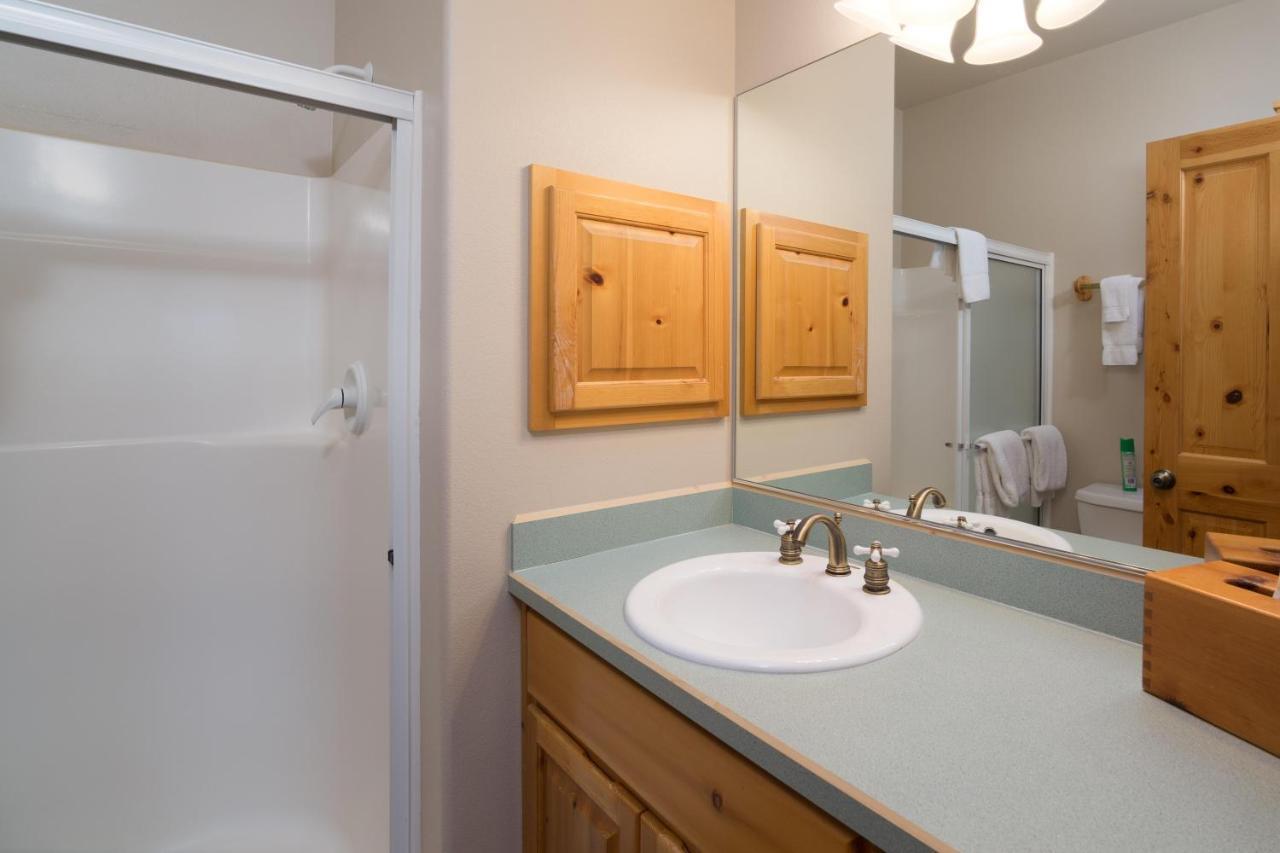 Private Stunning Lake View, A/C, Hot Tub Holiday home
