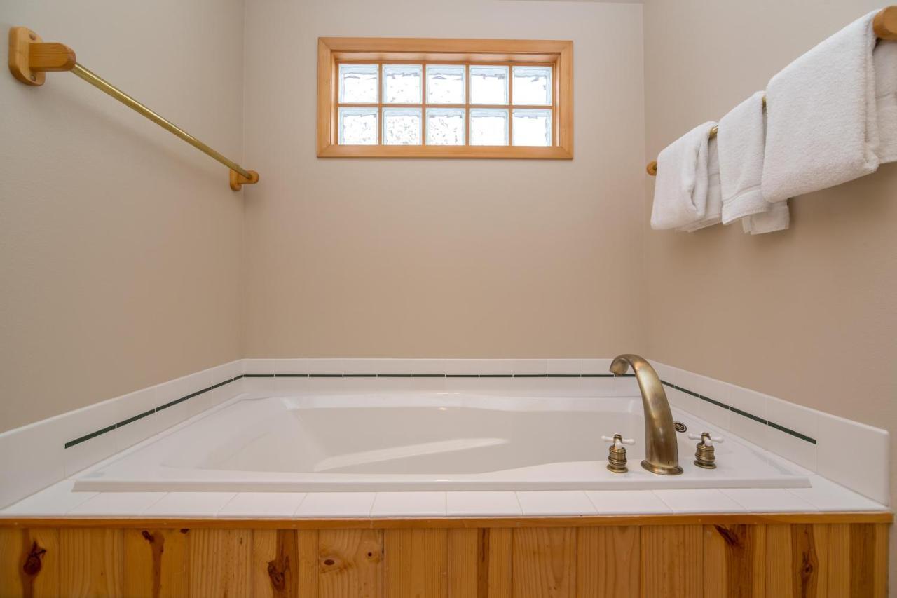 Holiday home Private Stunning Lake View, A/C, Hot Tub *