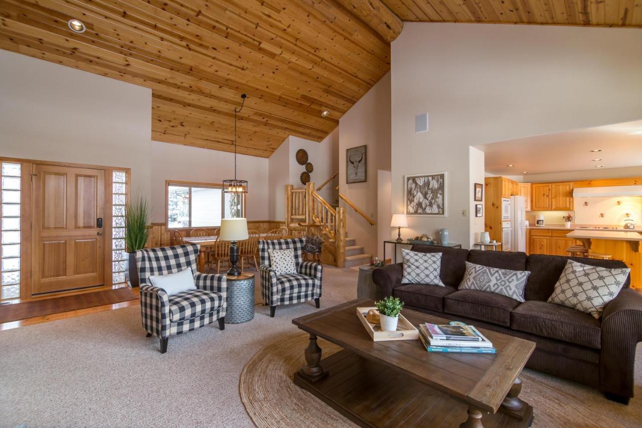 Private Stunning Lake View, A/C, Hot Tub Holiday home Sunriver